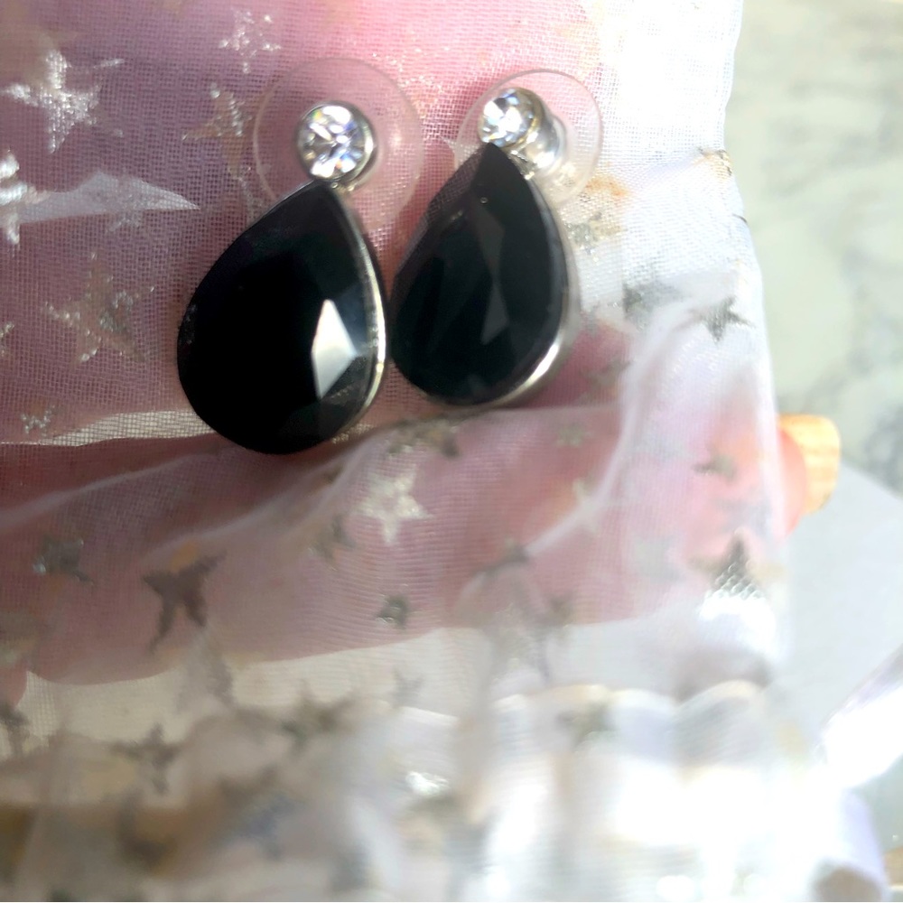 Black tear drop shaped earrings with a rhinestone on top sliver hardware new